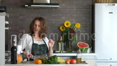 年轻的女人拿着刀在厨房跳舞。 准备沙拉，<strong>好</strong>心情。 <strong>母亲节</strong>